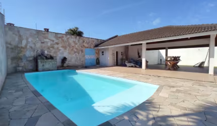 Casa maravilhosa com 1000m² , 04 suítes, vagas para 10 veículos e  piscina, Jardim São Lourenço Bertioga/SP.