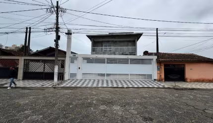 Lindo sobrado em condomínio à venda com 3 dormitórios, 2 bairros, 1 vaga, aproximadamente 450 metros da praia, Aviação, Praia Grande/SP.
