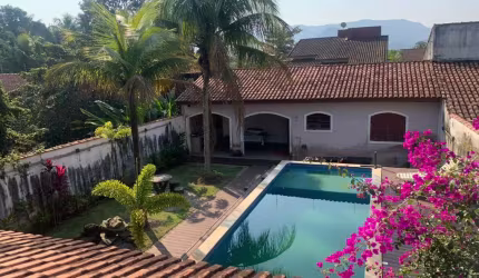 Sobrado à venda e para locação de temporada, 4 dormitórios, sendo uma suíte, 4 vagas, piscina, na praia do Indaiá Bertioga/SP.