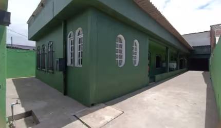 Linda casa à venda, com 300m² com 4 suítes, vagas para 4 veículos,
