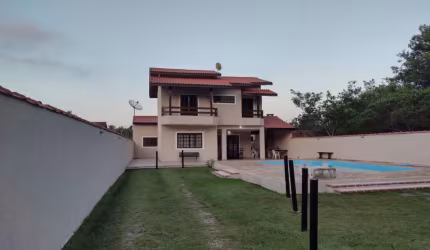 Oportunidade, sobrado à venda com 3 suítes, edícula, piscina, quintal grande, São Lourenço, Bertioga SP.