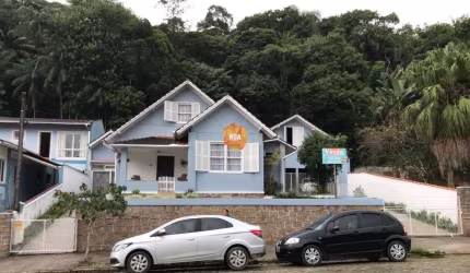 Casa com 4 quartos à venda no América, Joinville  por R$ 1.200.000