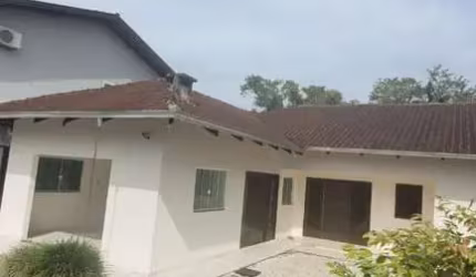 Casa com 3 quartos à venda na Vila Nova, Joinville  por R$ 570.000