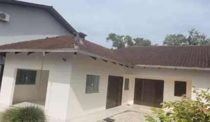 Casa com 3 quartos para alugar na Vila Nova, Joinville  por R$ 2.800