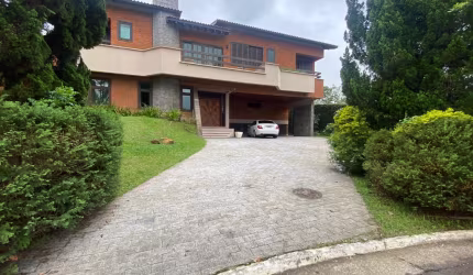 Casa para aluguel possui 586 metros quadrados com 4 quartos. Alphaville, São Paulo.