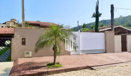 Casa com Piscina à Venda na Praia das Toninhas em Ubatuba/SP