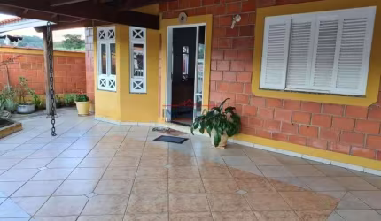 Casa com 2 dormitórios à venda.