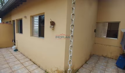 Imóvel bem localizado com - 2 dormitórios; próximo ao comércio local da região e