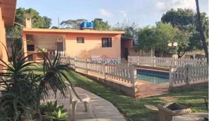 Chácara à venda com 230 m² em ótima localização, próximo ao comércio local da re