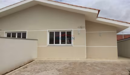 Casa  a venda com -em condominio fechado uma ótima localização em Bom Jesus dos