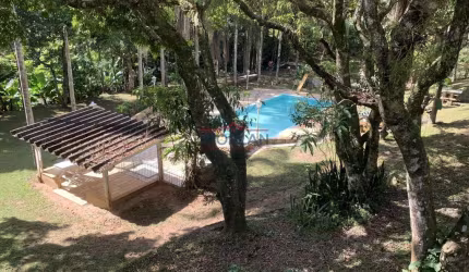 Sitio à venda com duas casas de caseiro, baia, casa sede com piscina, dois lagos