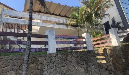 Casa à venda  e locação com 3 Dormitórios  com 256,16  m² em ótima localização e