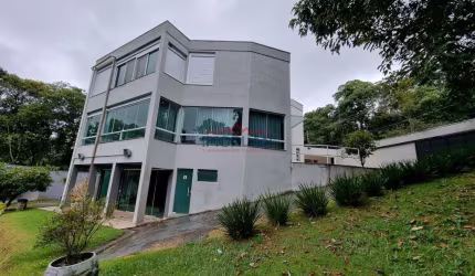 CASA COM 3 SUITES EM CONDOMINIO NA SERRA DA CANTAREIRA
