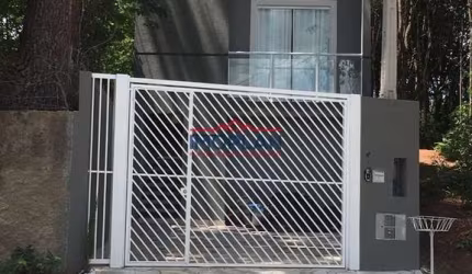 Casa  com 3 Dormitórios 1 suíte com 82,38 m² com quintal em ótima localização em