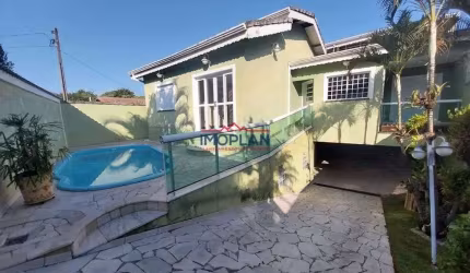Casa à venda  com 3 Dormitórios 1 suíte com 230 m² com piscina e churrasqueira