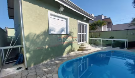 Casa à venda  com 230 m² com piscina e churrasqueira  em ótima localização em At