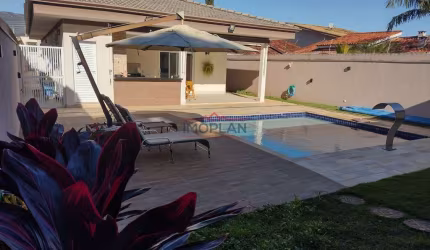 Linda casa de alto padrão em Atibaia , bairro nobre e tranquilo , com 03 dormitó