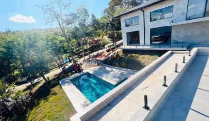 CASA A VENDA  COM 4 SUÍTES PISCINA CONDOMÍNIO FECHADO EM ATIBAIA-SP
