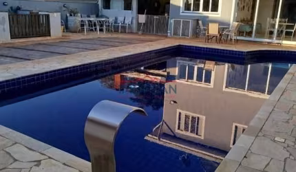 Casa à venda com 4 suítes e piscina próximo ao centro de Atibaia-SP