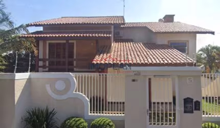 Linda casa em bairro residencial