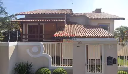 Linda casa em bairro residencial