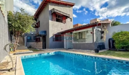 Casa com piscina em excelente localização!