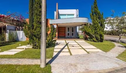 Casa com 4 suítes à venda em condomínio