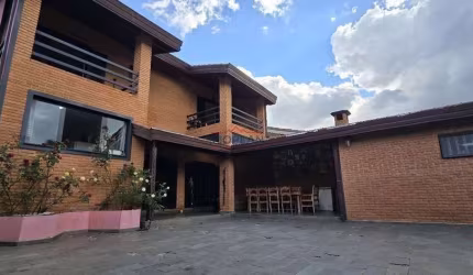 CASA JD DOS PINHEIROS COM 4 DORMS E AMPLO QUINTAL