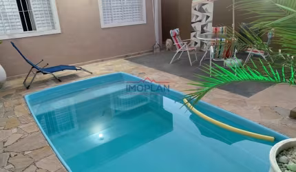 Sobrado com Piscina à Venda - Bairro Planejado e Bem Localizado!