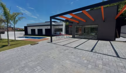 Linda casa à vendda com 3 Dormitórios 3 suites com piscina  bem localizada em co