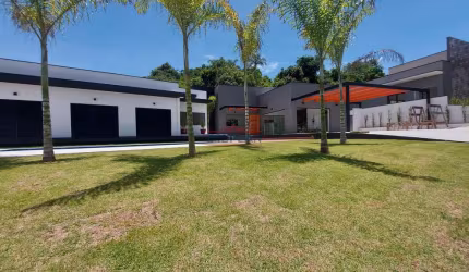 Linda casa à venda térrea 250 m² com piscina  em  condomínio fechado em Atibaia