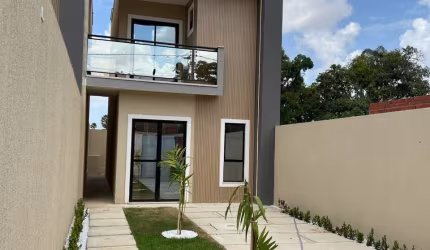 Linda casa Duplex em Maraponga com 3 quartos.