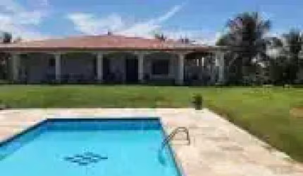 Vende - se Casa com Piscina e Terreno Amplo na Avenida Principal da Taiba
