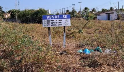 Vende - se Terreno com 2.700m² e a 40m da Praia