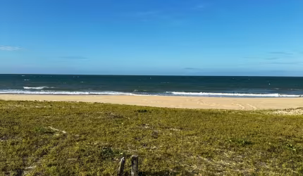 Vende - se Terreno Frente - Mar com 22.000m²