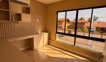 CASA EM CONDOMINIO NO PORTO DAS DUNAS HÁ POUCOS METROS DA PRAIA COM MÓVEIS PROJETADOS  E CLIMATIZADA
