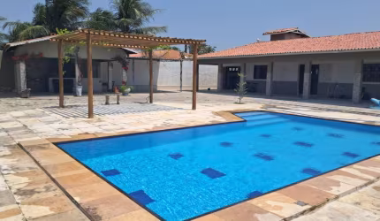 Vende - se Casa Avarandada e com Piscina no Centro de Paracuru