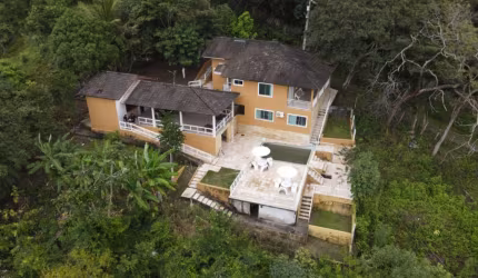Vendo Sitio no pé da Serra de  Pacatuba com Casa porteira fechada  com capacidade pra 30 pessoas