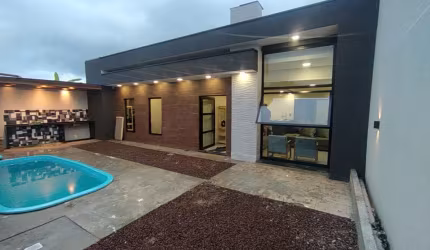 residencia de otimo padrão com piscina e hidromassagem próximo do mar
