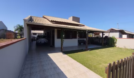 Excelente casa com piscina próximo ao mar no Balneário Coroados