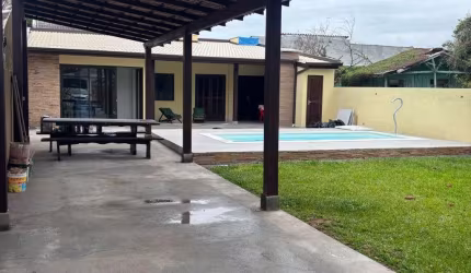 excelente residência com piscina na região central do Bal. Coroados