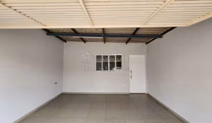 Casa de 02 dormitórios e 1 vaga de garagem coberta no bairro Santa Regina.