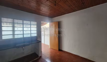 Casa de fundo em Engenheiro Schmitt com 01 dormitório.