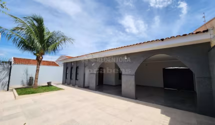 Casa localizado no bairro Comendador Maçor Daud com 3 dormitórios  e 4 vagas de garagem.