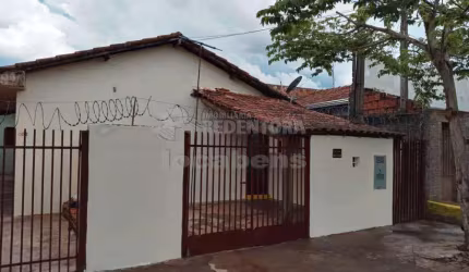 Casa com 02 dormitórios no Jardim Santo Antônio