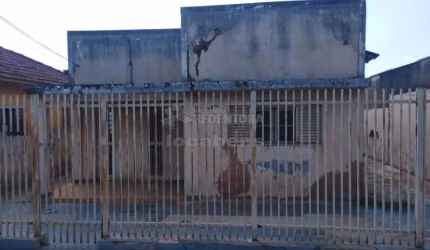 Casa com 03 dormitórios na Vila Angélica