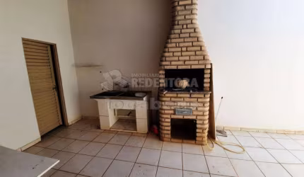 Sobrado com 3 dormitórios, churrasqueira e 1 vaga de garagem no bairro Jardim Seyon.