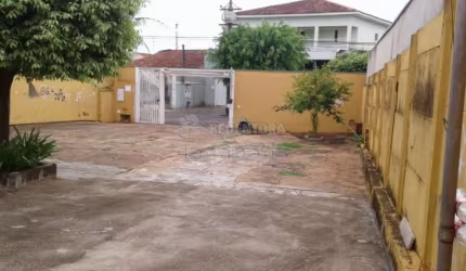 Vila São Judas Tadeu - Casa com 2 dorms, sendo 1 suite, sala, coz, 2 wcs, varanda, amplo quintal, forro em laje, pisos em cerâmica