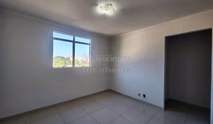 Vila Angélica II Apartamento com 02 dormitórios, 01 vaga de garagem.