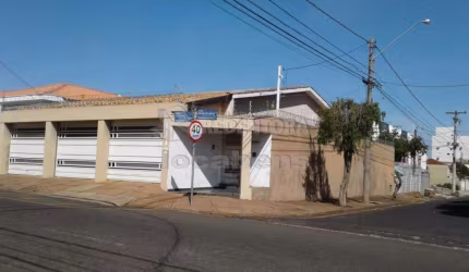 PARQUE INDUSTRIAL - Casa em esquina com 3 dorms, sendo 1 tipo apto, 2 sala ampla, boa para renda já alugada